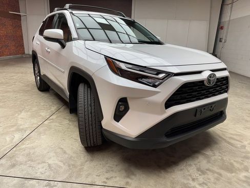 Used 2023 Toyota RAV4 XLE Premium image 8