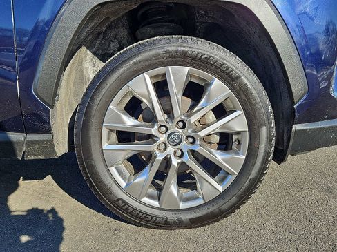 Used 2020 Toyota RAV4 XLE Premium image 9