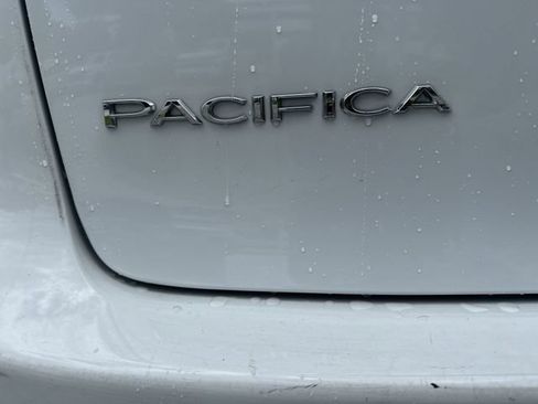 Used 2024 Chrysler Pacifica Touring FWD image 37