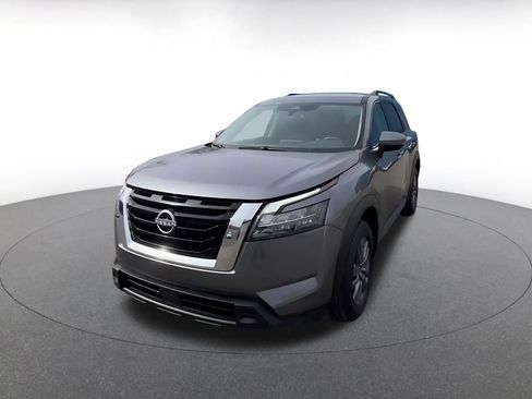 Used 2025 Nissan Pathfinder SV image 7