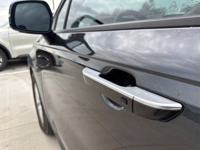 Used 2023 Kia Carnival LX FWD image 3