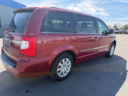 Used 2015 Chrysler Town & Country Touring FWD image 4