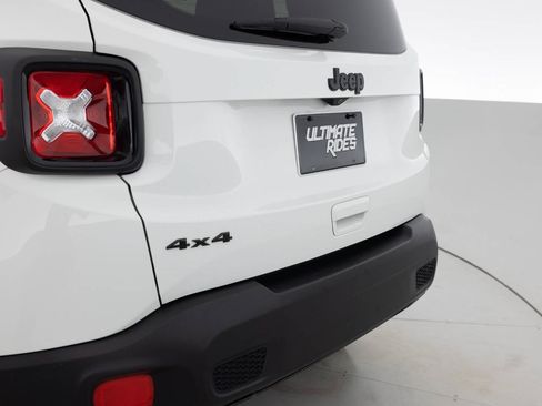 Used 2018 Jeep Renegade Altitude w/ UConnect 8.4 Nav Group AWD/4WD image 16