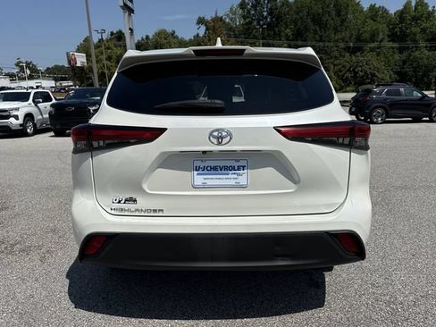 Used 2020 Toyota Highlander L FWD image 4