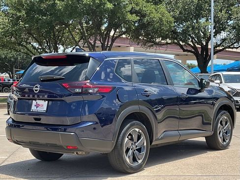 Used 2025 Nissan Rogue SV FWD image 4