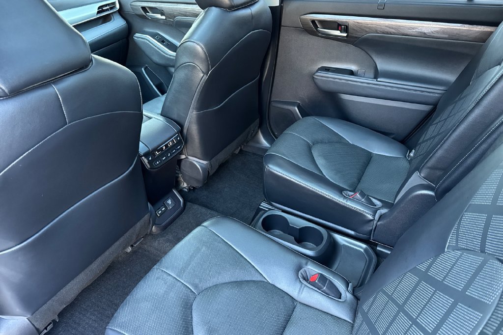 Used 2023 Toyota Highlander Platinum AWD/4WD image 11
