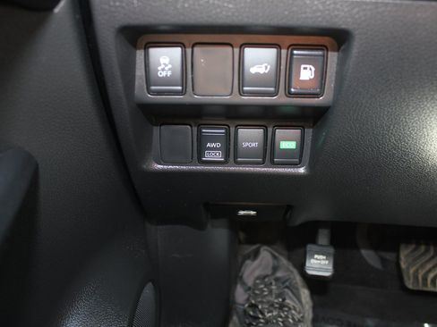 Used 2018 Nissan Rogue SV AWD/4WD image 24