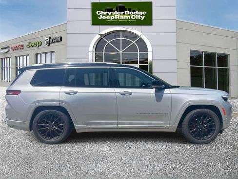 Used 2021 Jeep Grand Cherokee L Summit w/ Luxury Tech Group V AWD/4WD image 5