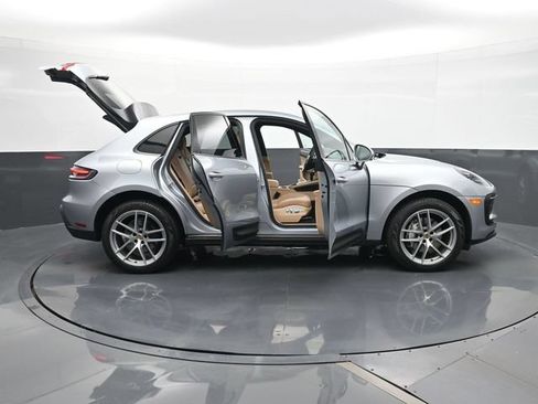 Certified 2022 Porsche Macan AWD/4WD image 34