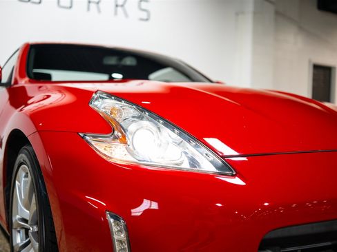 Used 2014 Nissan 370Z Coupe RWD image 16