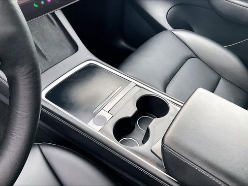 Used 2022 Tesla Model Y Long Range image 16