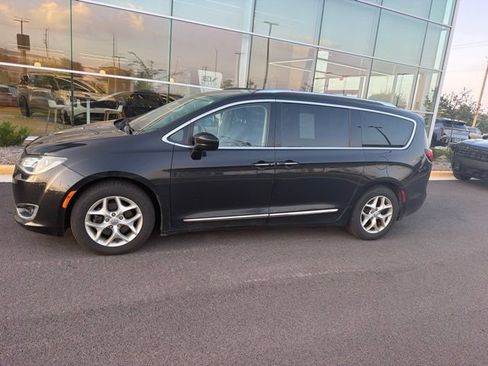 Used 2017 Chrysler Pacifica Touring-L Plus w/ Tire & Wheel Group FWD image 2