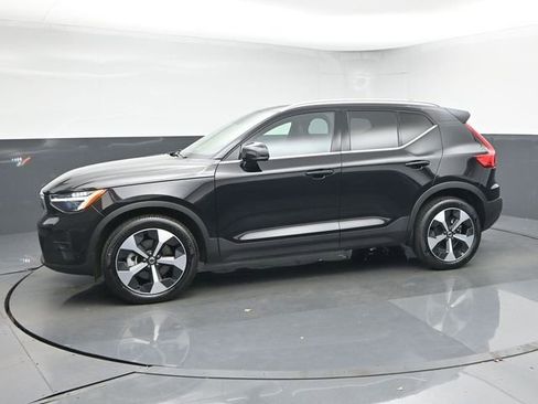 Used 2025 Volvo XC40 B5 Plus image 4
