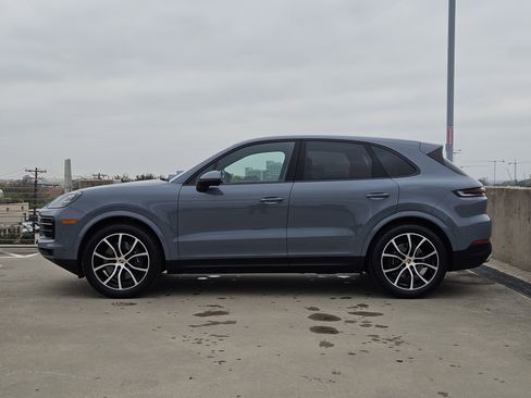 Certified 2025 Porsche Cayenne image 2