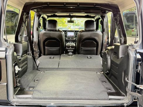 Used 2019 Jeep Wrangler Unlimited Sahara w/ Dual Top Group AWD/4WD image 39
