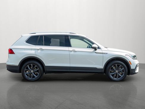 Used 2023 Volkswagen Tiguan SE w/ Panoramic Sunroof Package AWD/4WD image 8