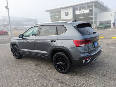 Certified 2024 Volkswagen Taos SE w/ Panoramic Sunroof Package image 7