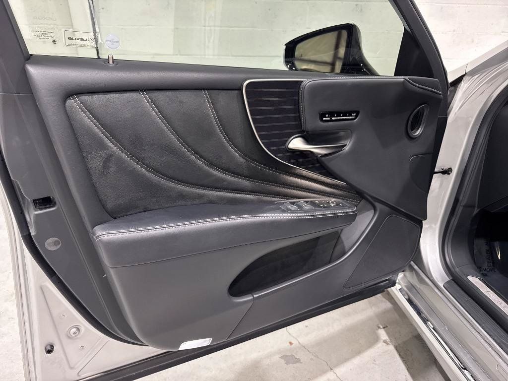 Used 2018 Lexus LS 500 w/ Accessory Package (Z1) RWD image 32