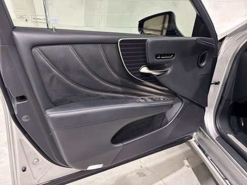 Used 2018 Lexus LS 500 w/ Accessory Package (Z1) RWD image 32