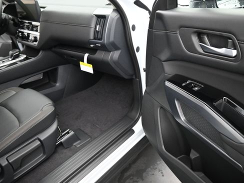 New 2026 Nissan Pathfinder SL FWD image 22