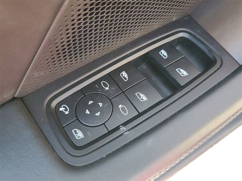 Used 2023 Porsche Taycan image 17