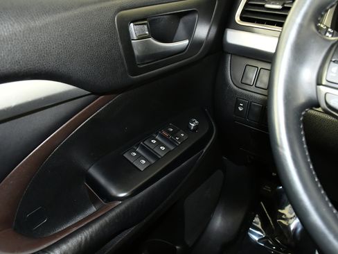 Used 2016 Toyota Highlander XLE image 33