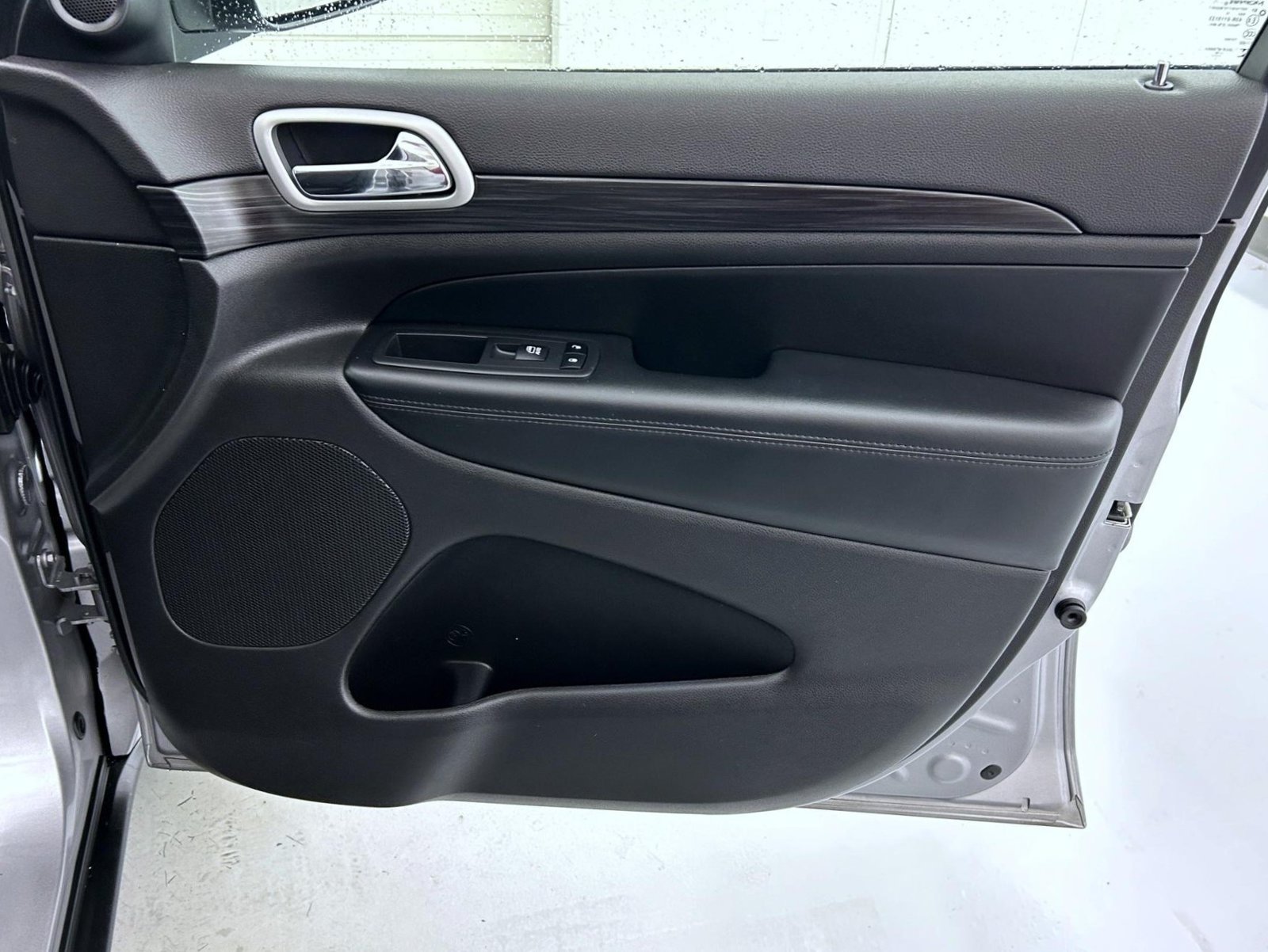 Used 2019 Jeep Grand Cherokee Laredo AWD/4WD image 16