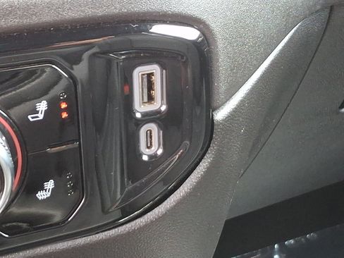 Used 2025 GMC Sierra 1500 SLT AWD/4WD image 24