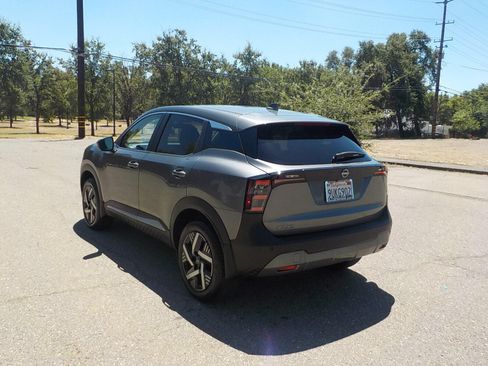 Used 2025 Nissan Kicks SV FWD image 3