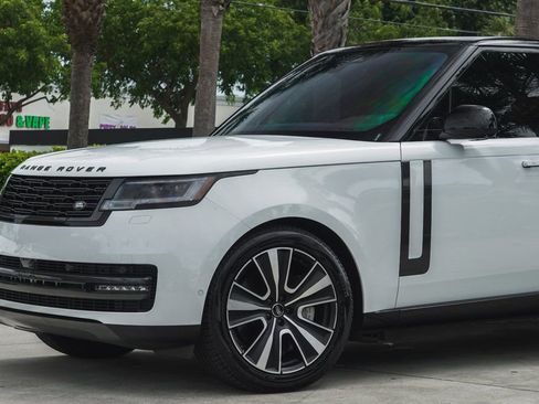Used 2025 Land Rover Range Rover SE image 2