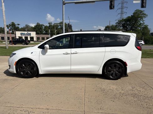 Used 2019 Chrysler Pacifica Touring-L w/ S Appearance Package FWD image 5