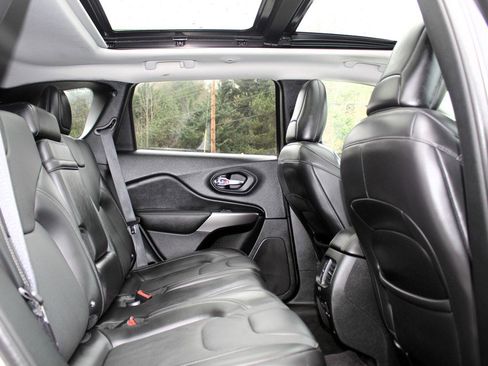 Used 2019 Jeep Cherokee Limited w/ Technology Group image 20