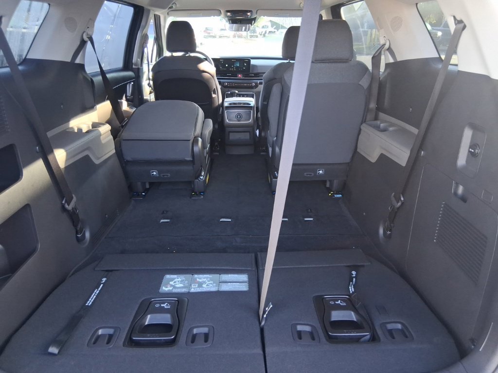 Used 2026 Kia Carnival LX FWD image 20