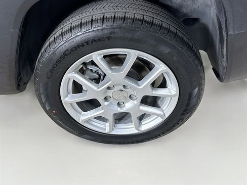 Used 2023 Jeep Renegade Latitude AWD/4WD image 36