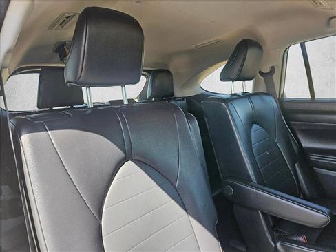 Used 2025 Toyota Highlander XLE FWD image 11