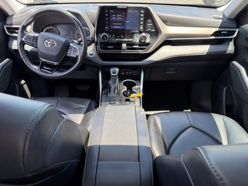 Used 2021 Toyota Highlander XLE FWD image 17