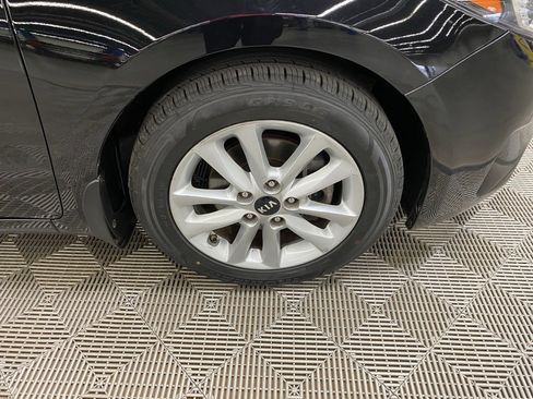 Used 2017 Kia Forte S image 2