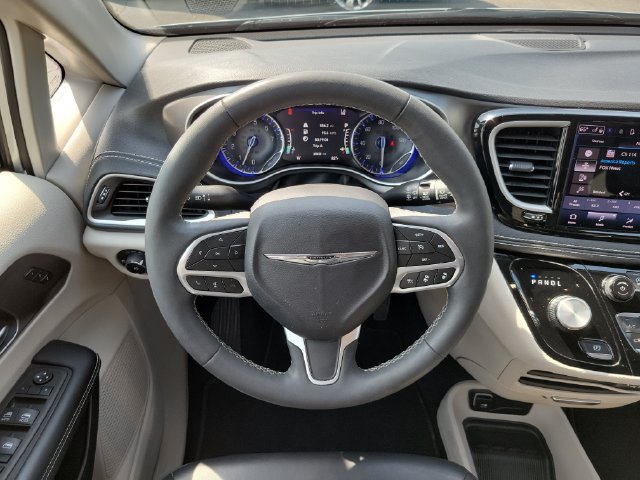 Used 2023 Chrysler Pacifica Touring-L AWD/4WD image 28