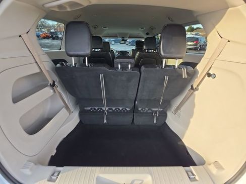 Used 2024 Chrysler Pacifica Touring-L image 14