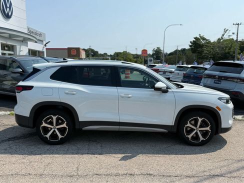 Used 2026 Volkswagen Tiguan SE AWD/4WD image 8