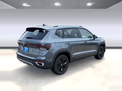 New 2026 Volkswagen Taos SE FWD image 9