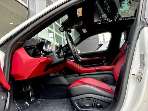 Used 2025 Porsche Taycan image 32