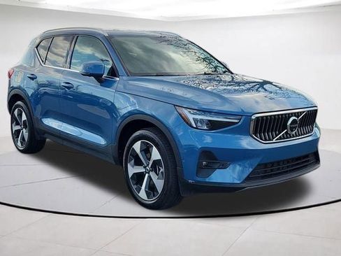 Certified 2025 Volvo XC40 B5 Plus image 1