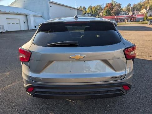 Used 2024 Chevrolet Trax LS w/ LS Convenience Package image 5