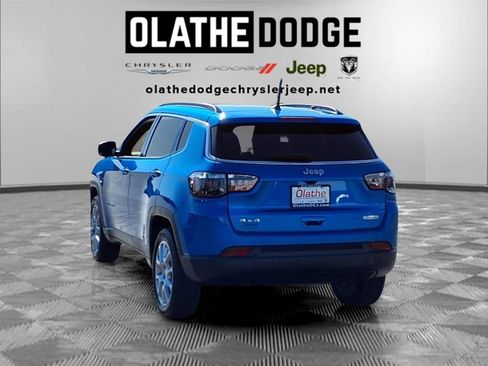Used 2024 Jeep Compass Latitude w/ Sun and Sound Group AWD/4WD image 5