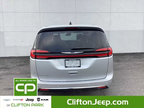 Certified 2024 Chrysler Pacifica Touring-L image 7