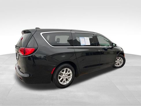 Used 2023 Chrysler Voyager LX FWD image 6