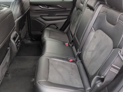 Used 2025 Jeep Grand Cherokee Altitude image 20