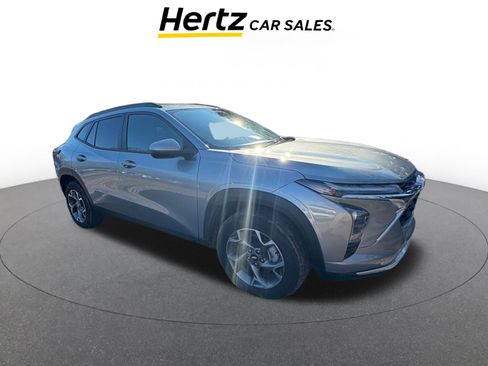 Used 2025 Chevrolet Trax LT image 1