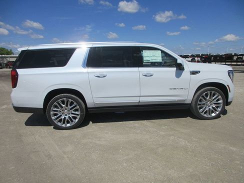 New 2026 GMC Yukon XL Denali AWD/4WD image 3